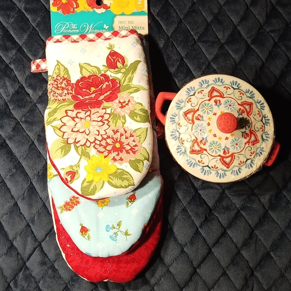 Pioneer Woman Mini Mitts and Casserole w lid - Picture 2 of 6